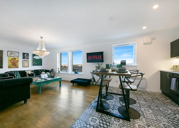 Bohemian Raphsody Apartment ✪ Grampian Lettings Ltd